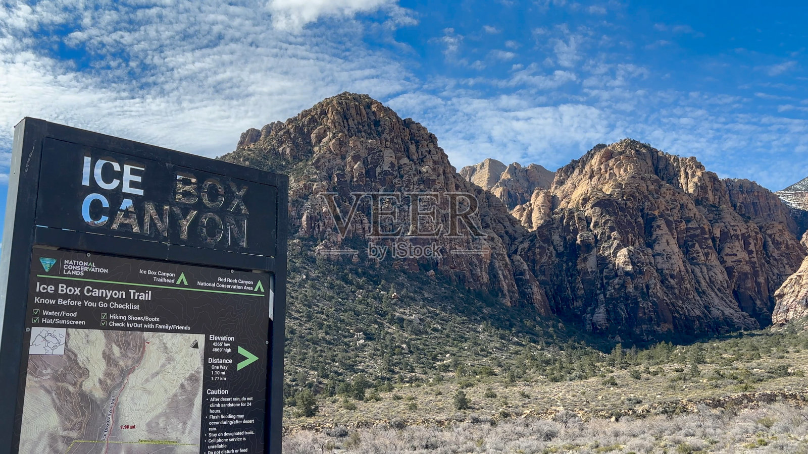 冰盒峡谷小道标志与景观景观-红岩峡谷照片摄影图片