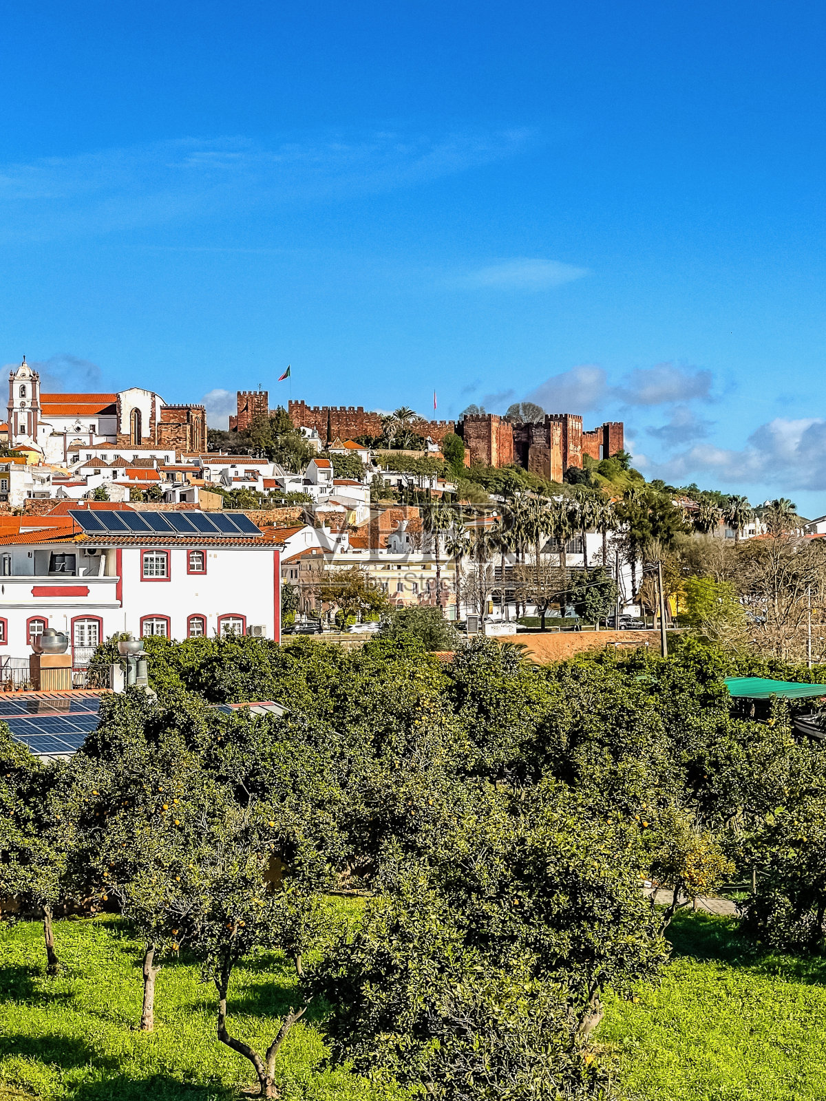 全景Silves。西尔维斯城堡，阿尔加维，葡萄牙。阿尔加维的古都照片摄影图片