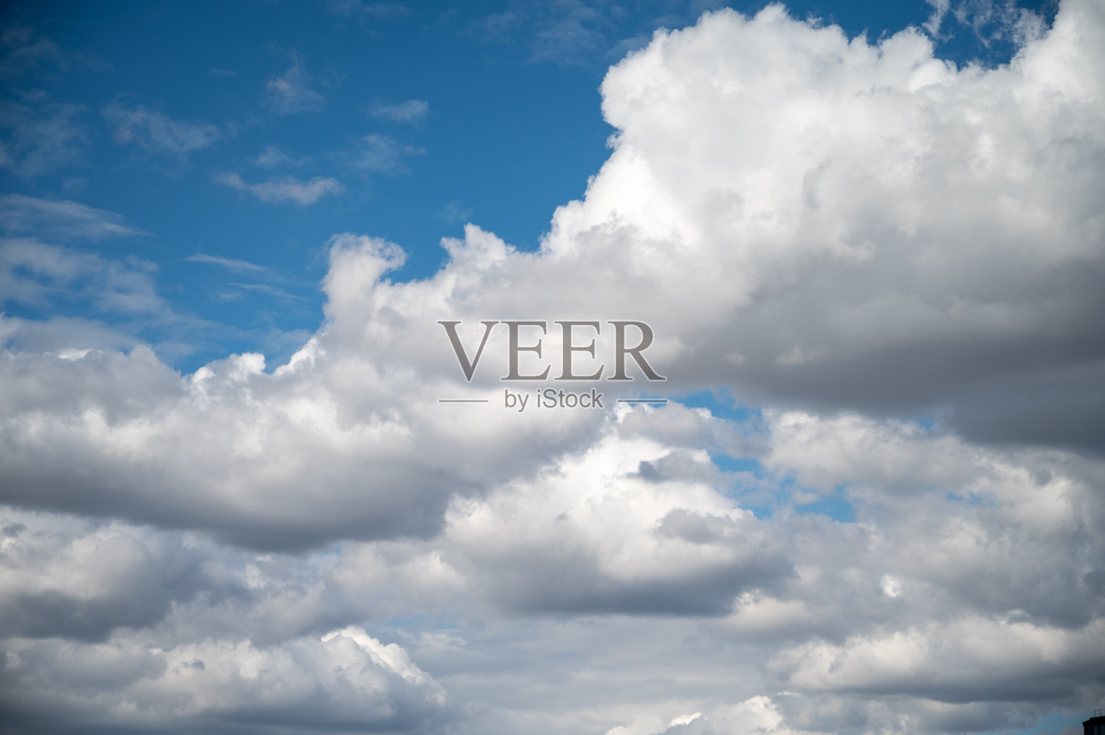 蓝色的天空中飘着蓬松的云照片摄影图片