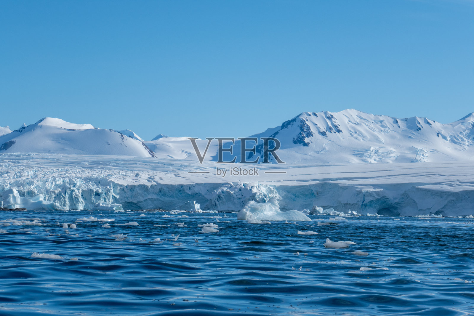 在南极洲的斯托宁顿岛划皮艇照片摄影图片