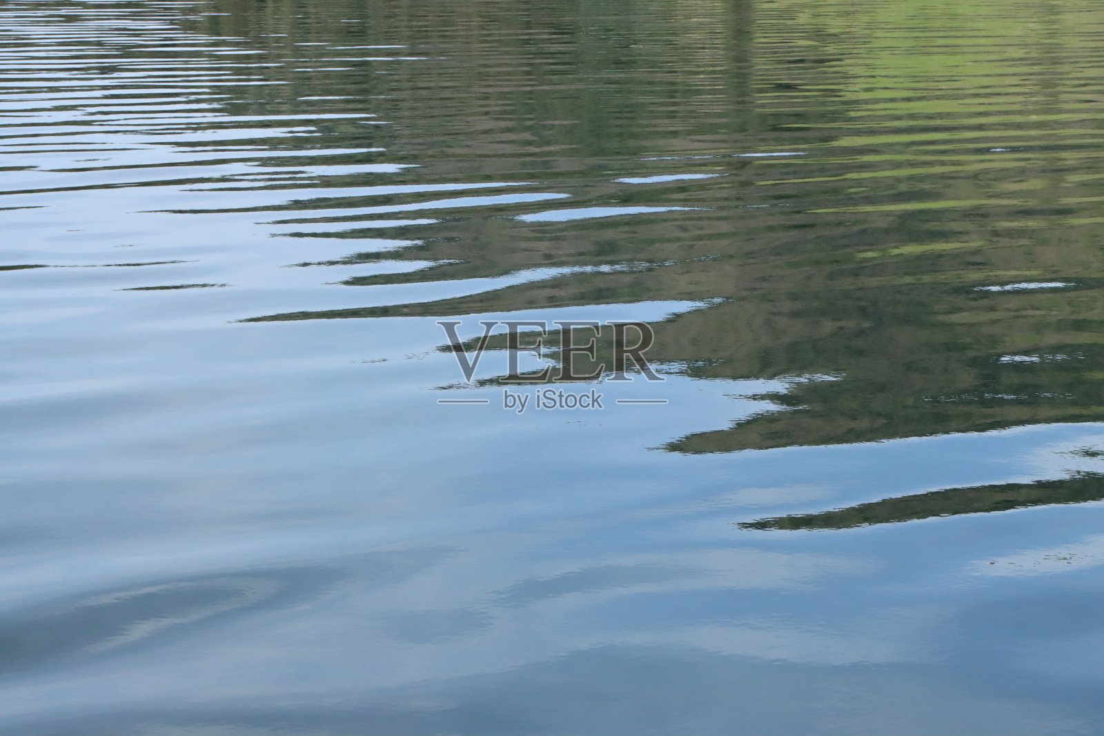 水面上的涟漪照片摄影图片