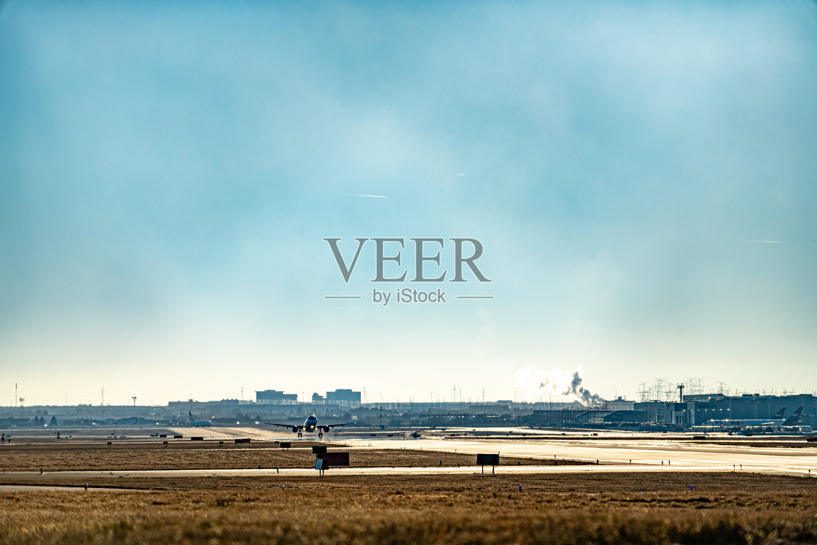 黄昏时分，加拿大多伦多，一架准备从皮尔逊国际机场跑道上起飞的飞机照片摄影图片