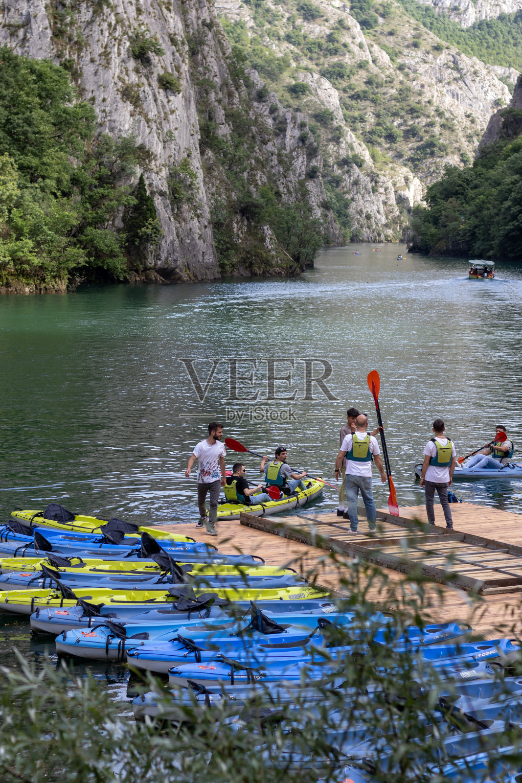 游客在炎热的天气参观马其顿美丽的湖泊和峡谷。在北马其顿著名的旅游景点马特卡峡谷上的旅游游船。照片摄影图片