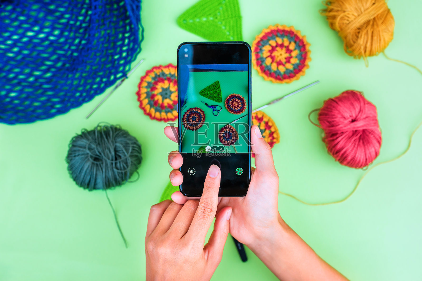 俯视图上的手制作钩针布局的图片。照片摄影图片