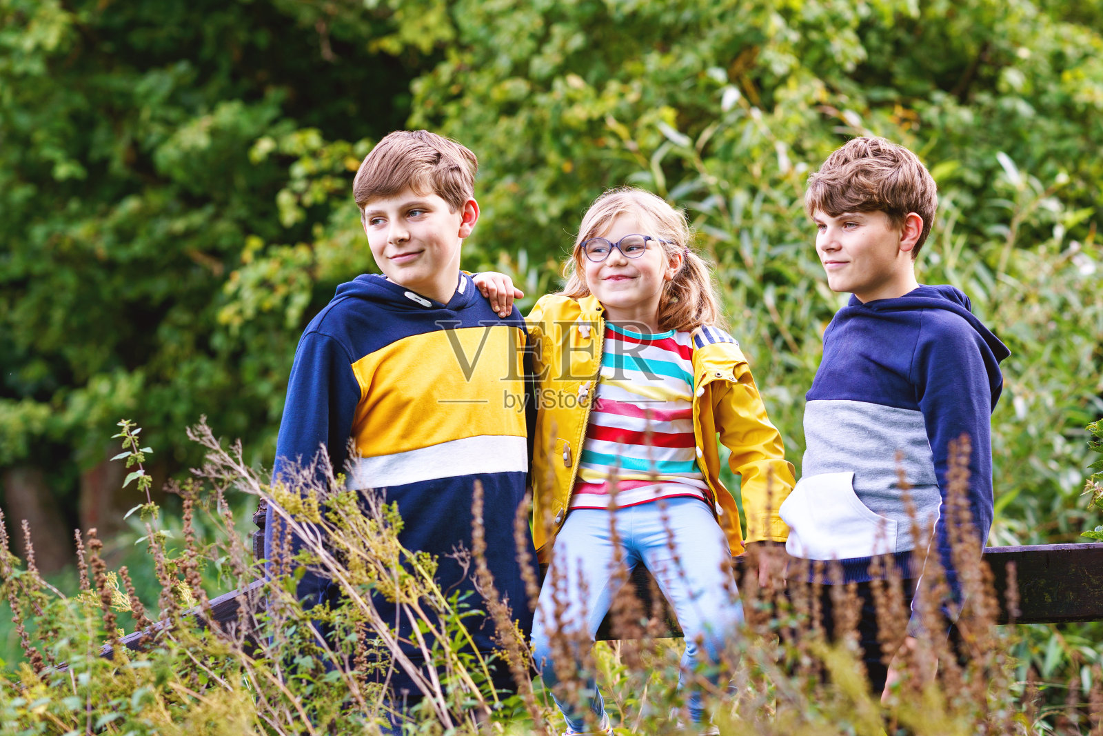 三个兄弟姐妹。两个孩子，男孩和小女孩一起在大自然中玩耍照片摄影图片