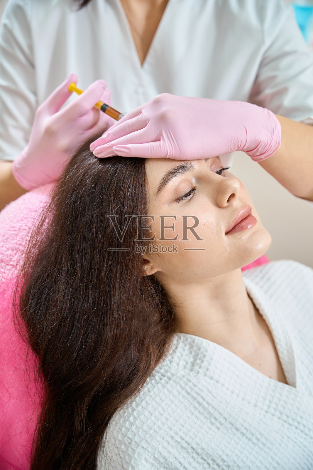 年轻女子接受富血小板血浆治疗脱发照片摄影图片