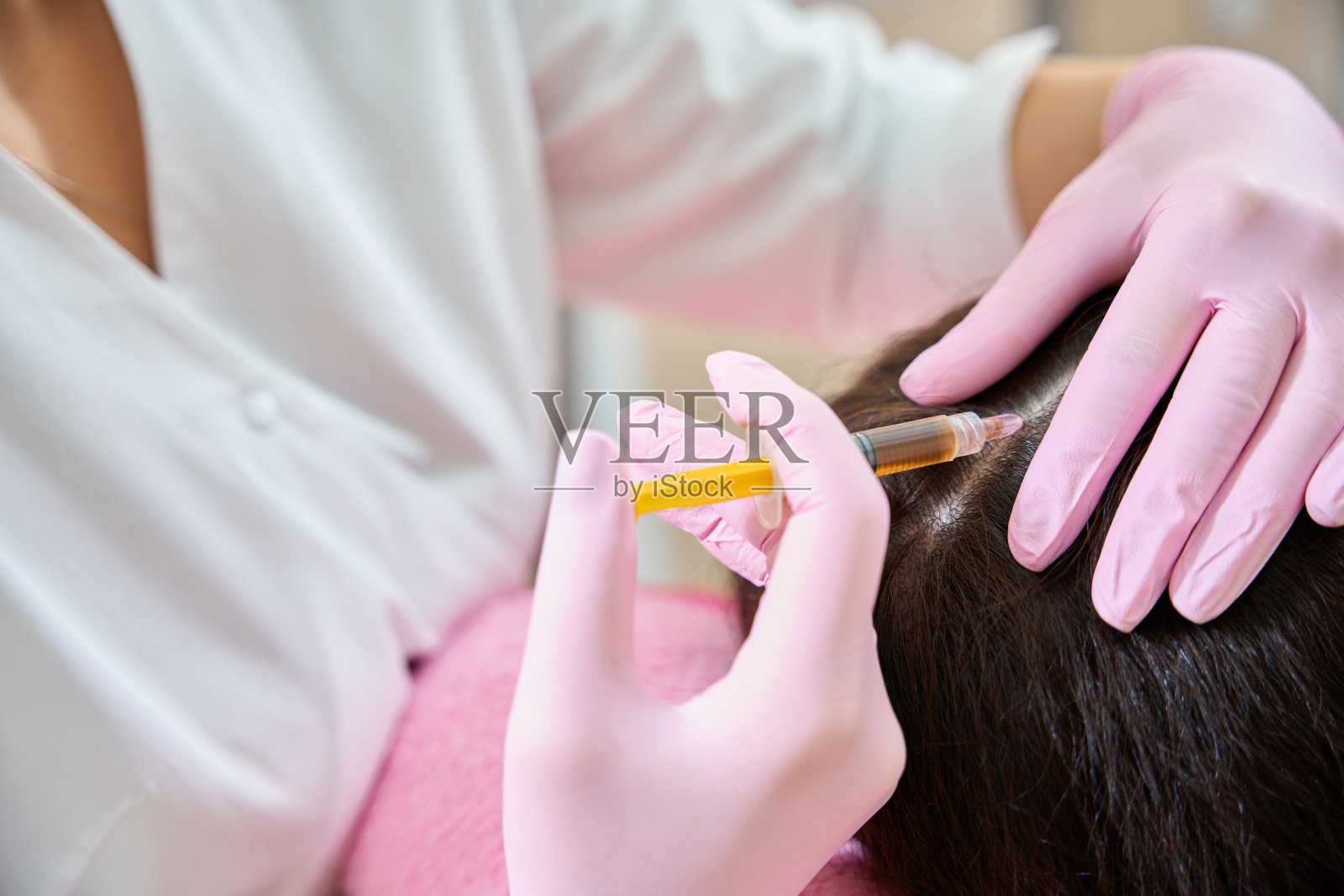 医疗保健专业人员用化疗治疗客户脱发照片摄影图片