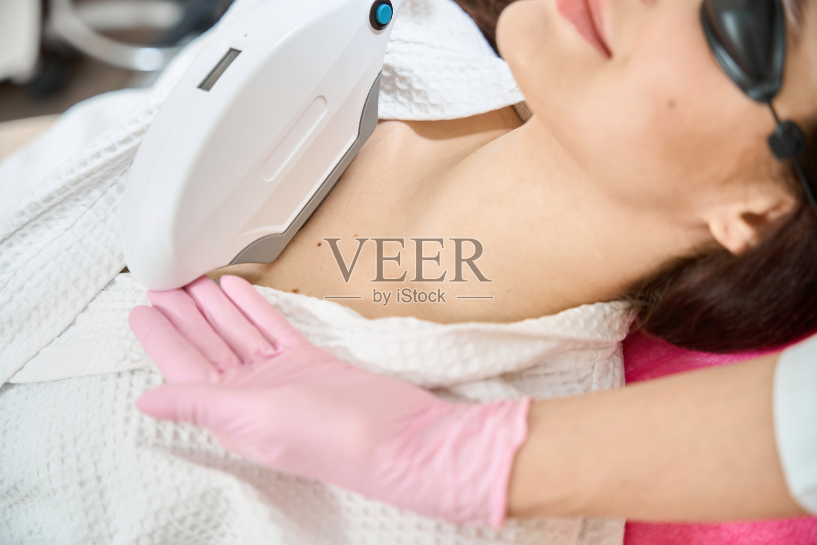 在美容医学诊所接受强脉冲光治疗的女性照片摄影图片