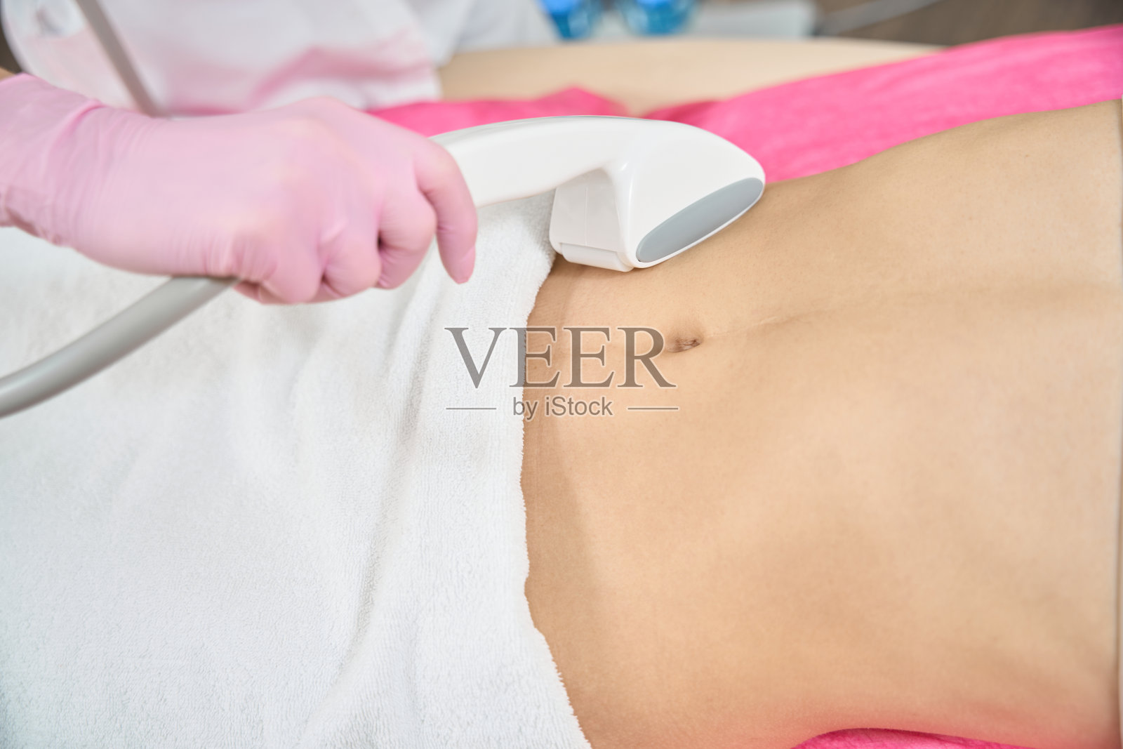 对病人进行身体轮廓治疗的美容医生照片摄影图片