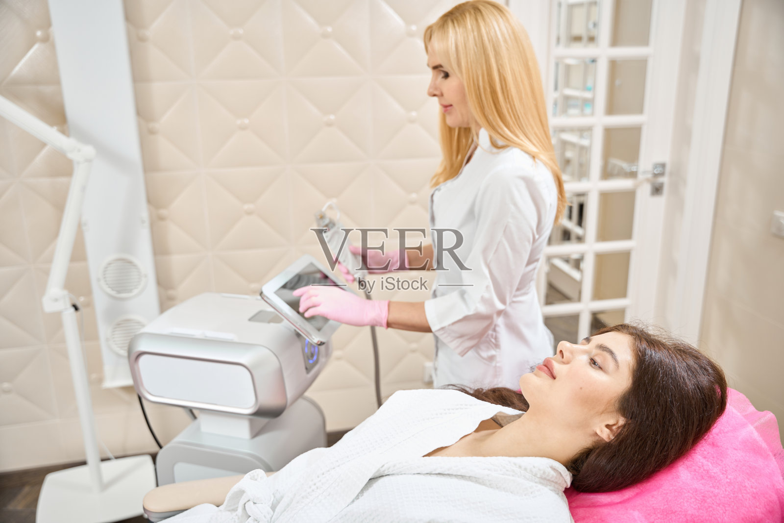 皮肤科医生正在为病人准备射频微针照片摄影图片