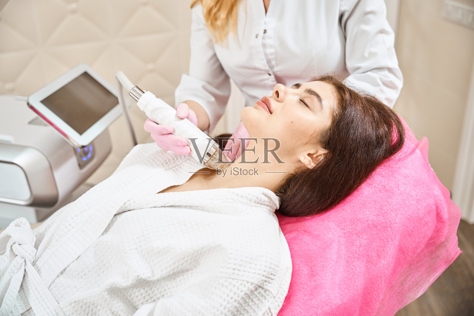 女性病人正在接受专业人员的射频微针治疗照片摄影图片