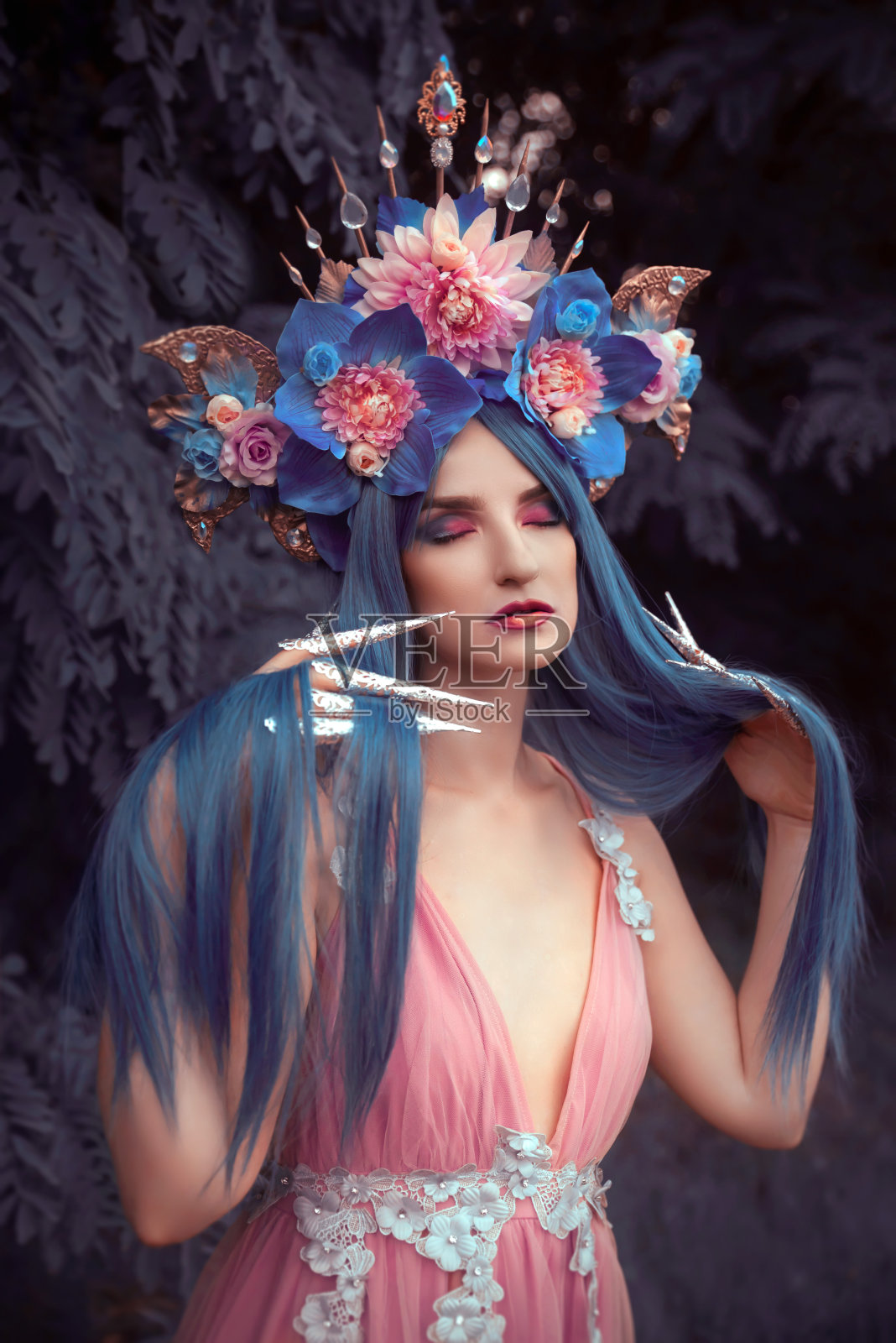 户外戴着花冠的女人照片摄影图片