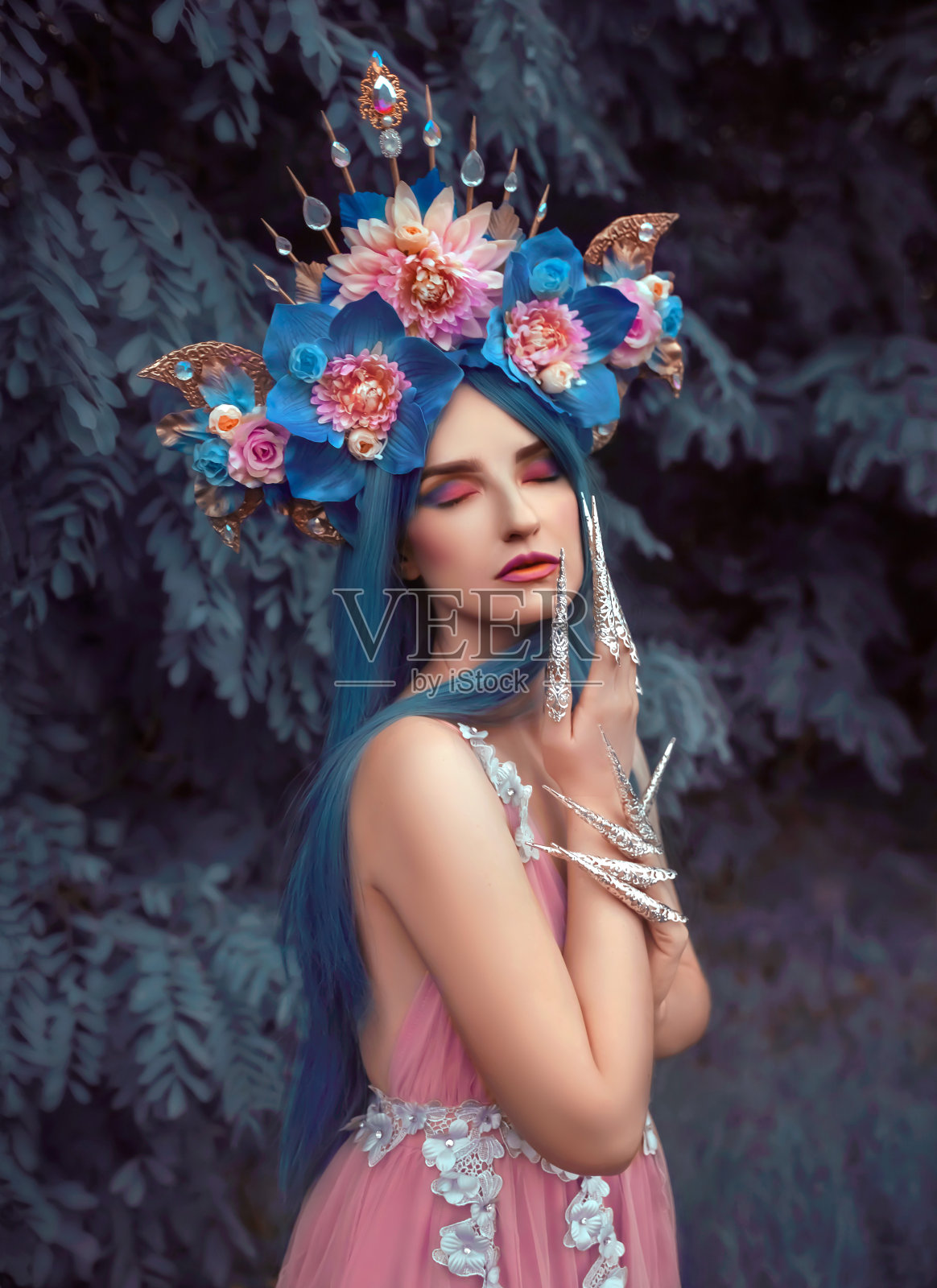 户外戴着花冠的女人照片摄影图片