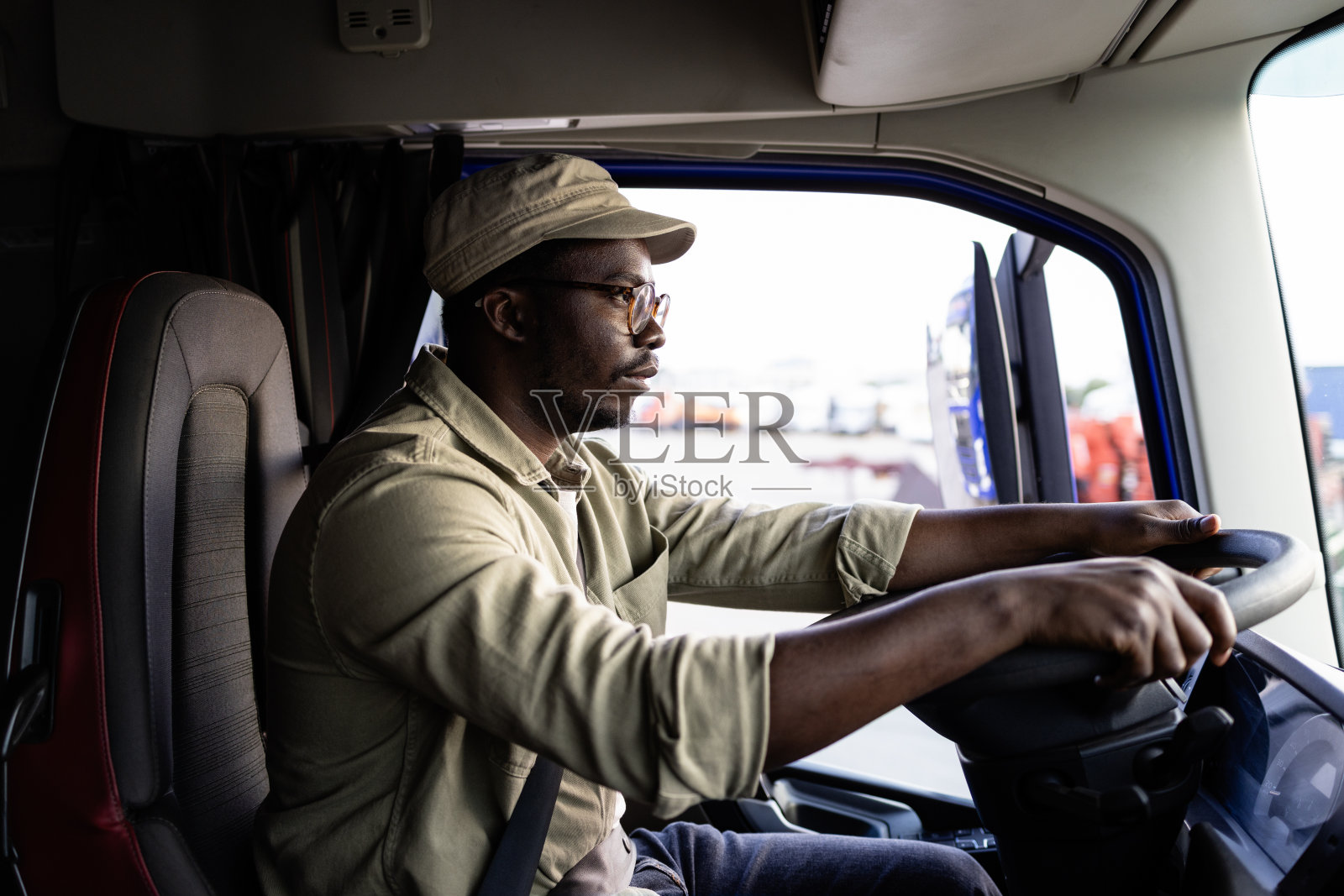 卡车司机把注意力集中在路上。照片摄影图片