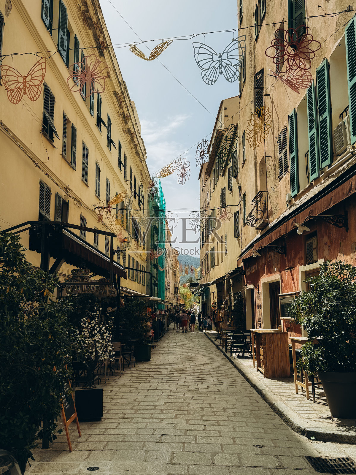 法国科西嘉岛圣安东尼奥小村庄的典型教堂照片摄影图片