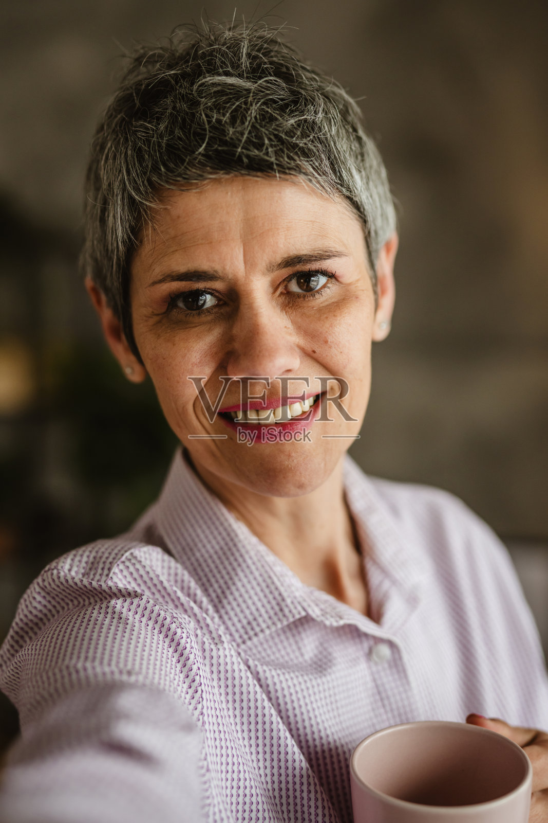 成熟女人站在家里端着咖啡的自画像照片摄影图片