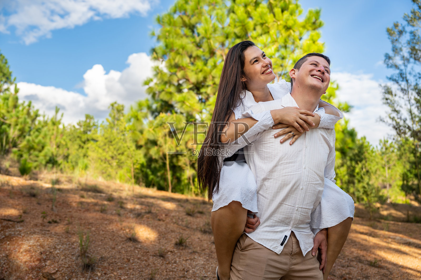 以自然为背景，在户外拥抱的情侣照片摄影图片