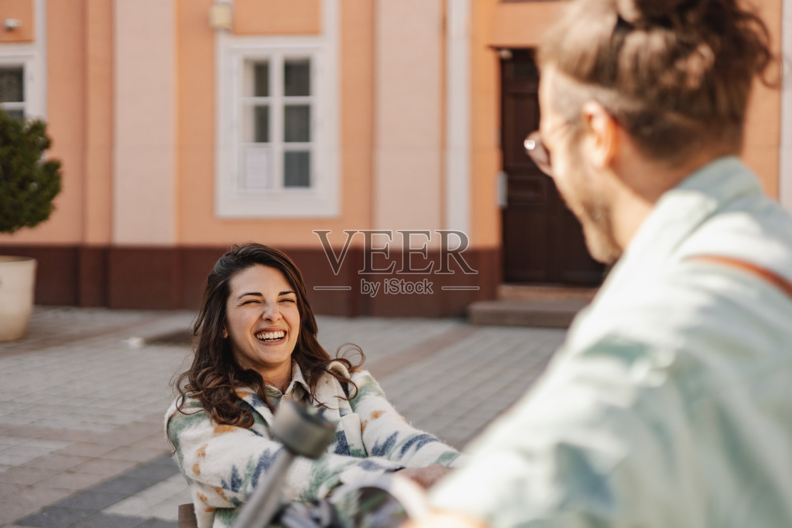 快乐的另类夫妇在街上玩得很开心。照片摄影图片