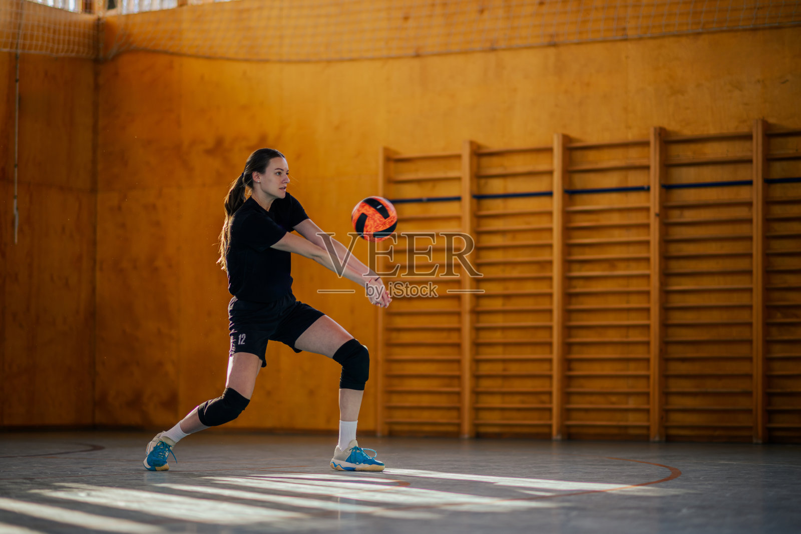 女子排球运动员展示他们的技术和接受球与碰撞照片摄影图片