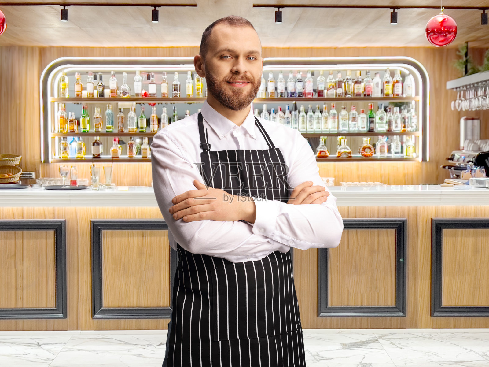 系着围裙摆姿势的服务生照片摄影图片