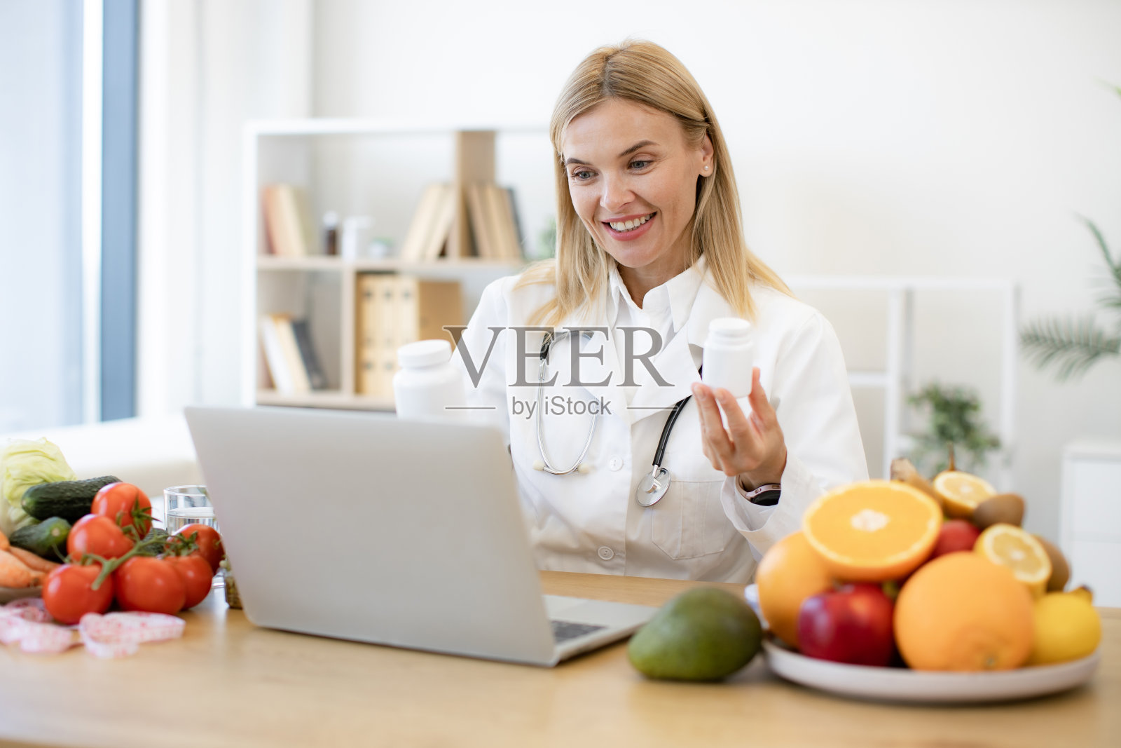 成熟的营养学家女医生为病人讲解治疗方法。照片摄影图片