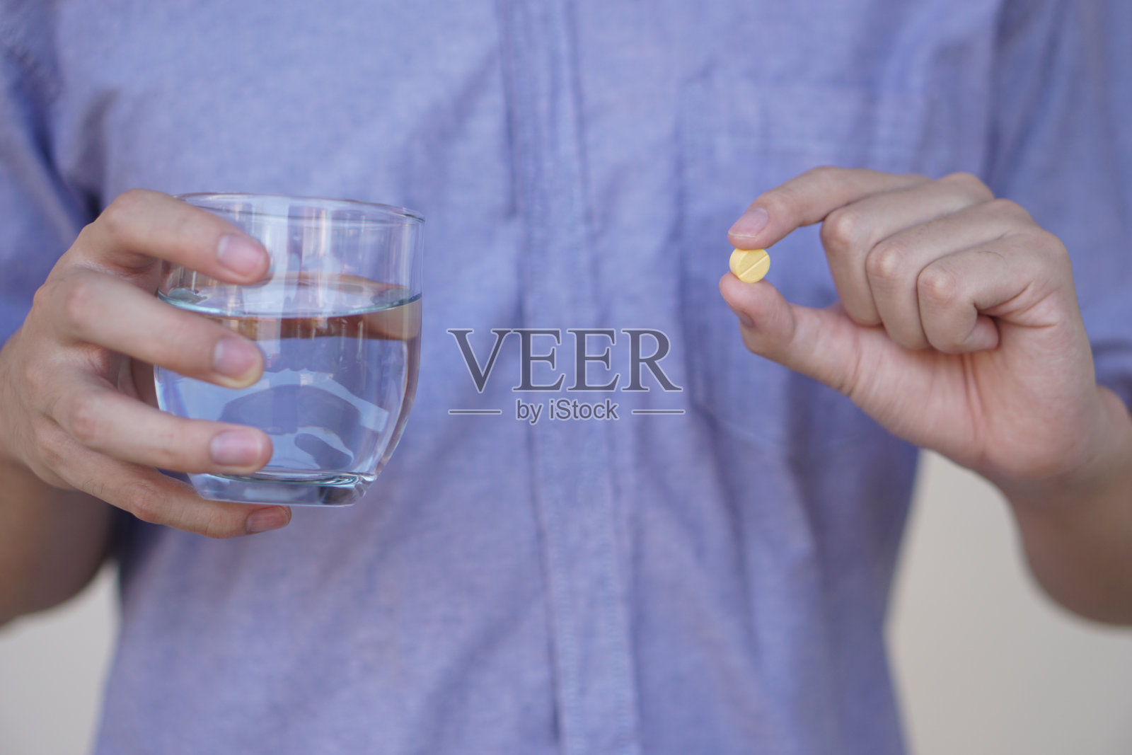 患者正在服用药丸特写。概念：医疗保健，治疗，疾病补救和家庭自我疗法。照片摄影图片