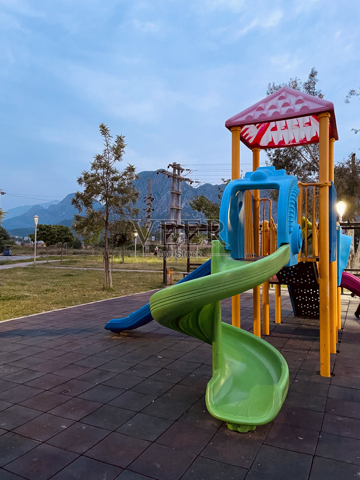 有山景的儿童游乐场照片摄影图片