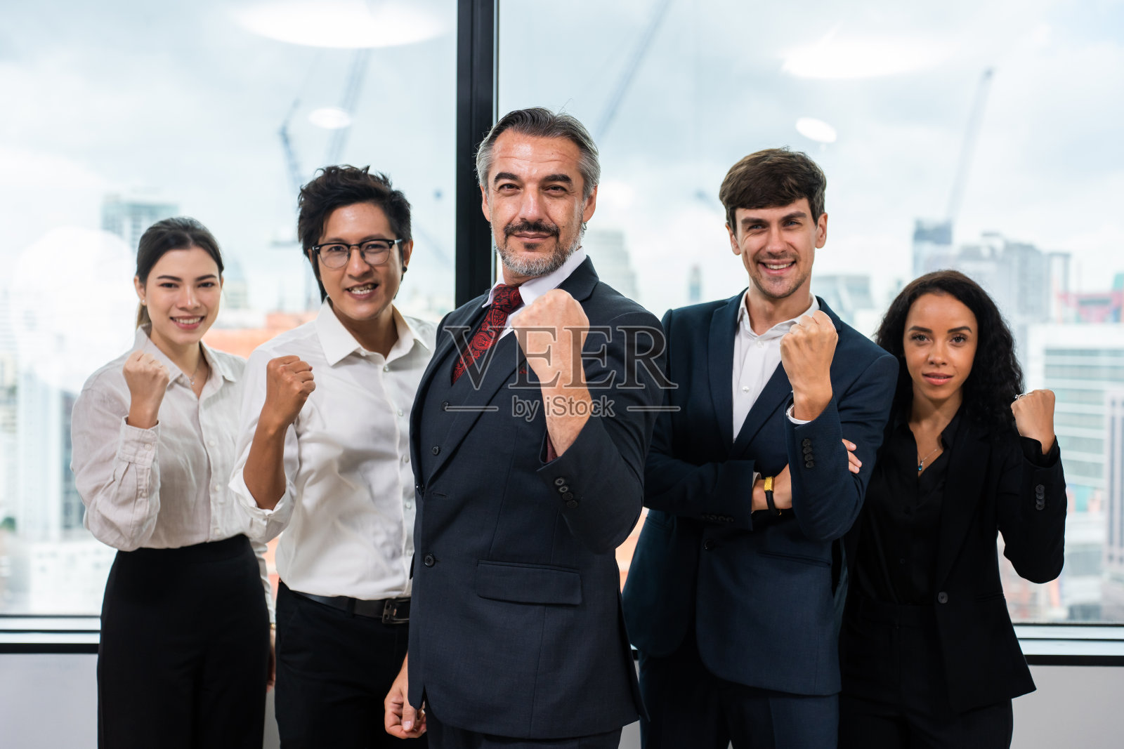 肖像组的商人和妇女的人站在信心。有魅力的男女员工在办公室工作成功后感到快乐和放松，然后微笑，看着镜头。照片摄影图片