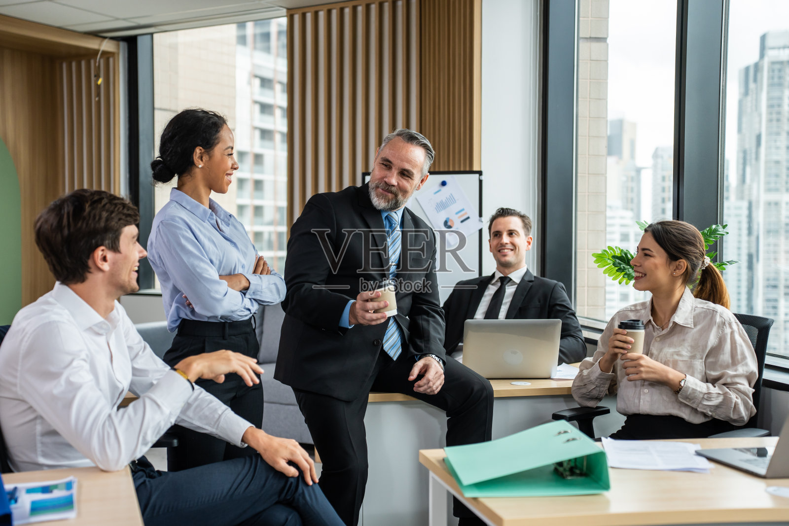 一群在办公室工作的多民族商人和女商人。吸引员工进行头脑风暴和会议，在工作场所计划和讨论项目。现代同事理念的企业照片摄影图片