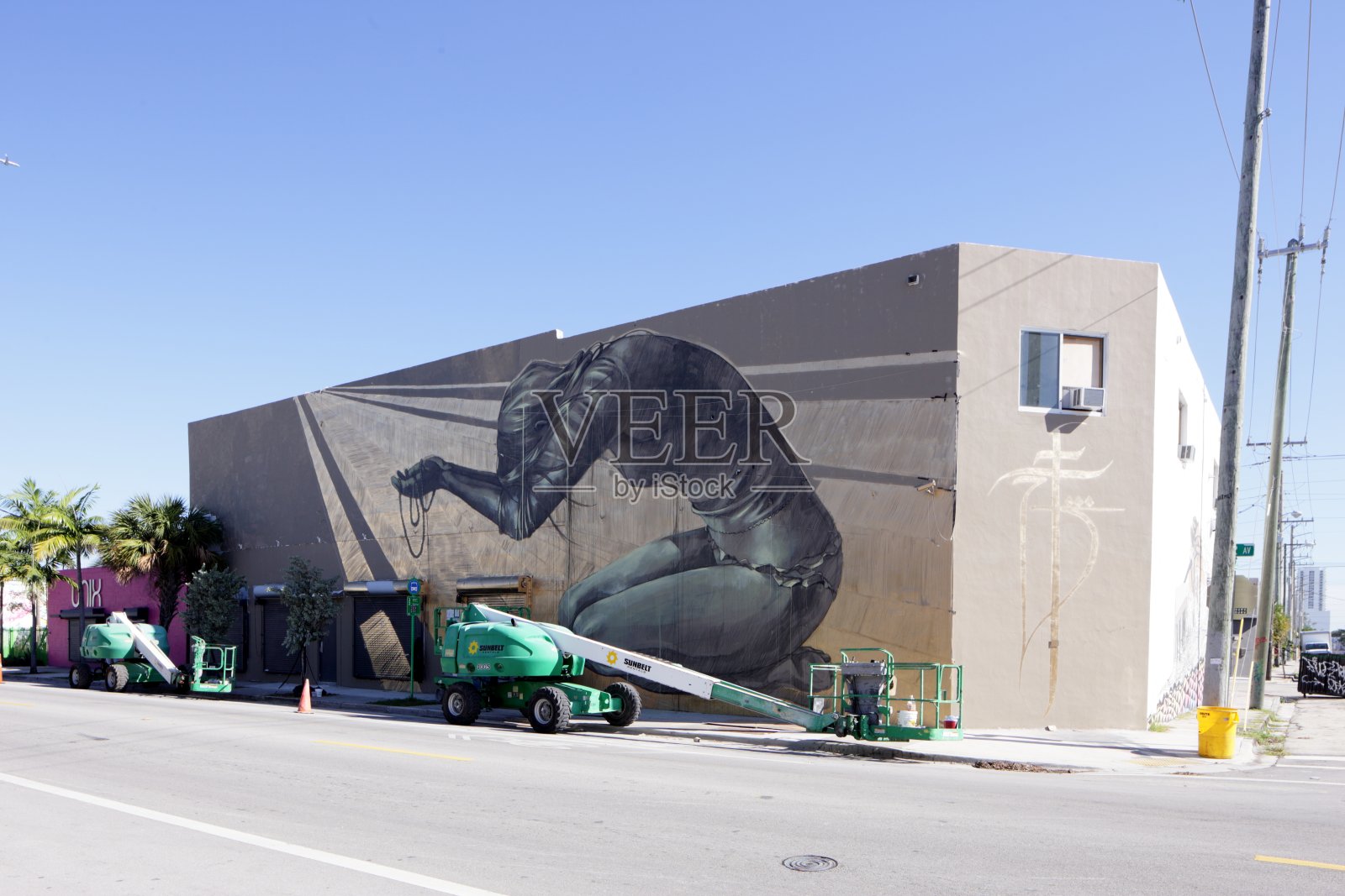 一个女人祈祷的艺术家壁画照片摄影图片