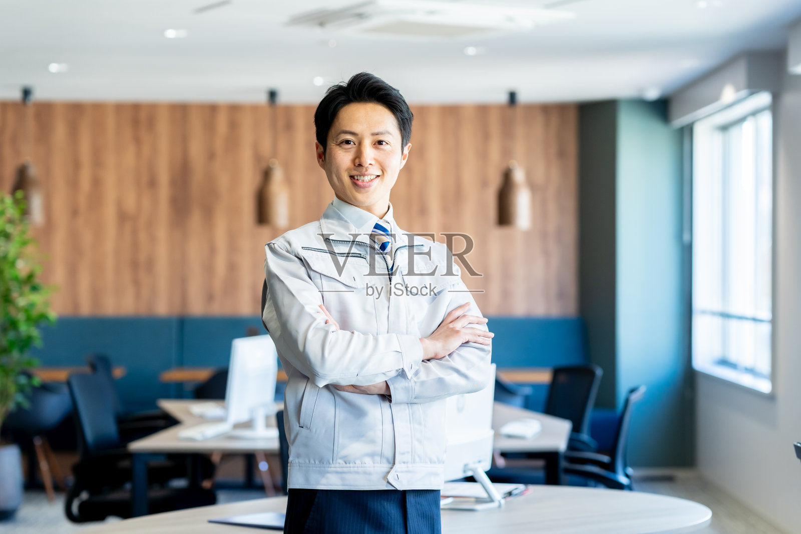 穿着工作服的商务人士照片摄影图片