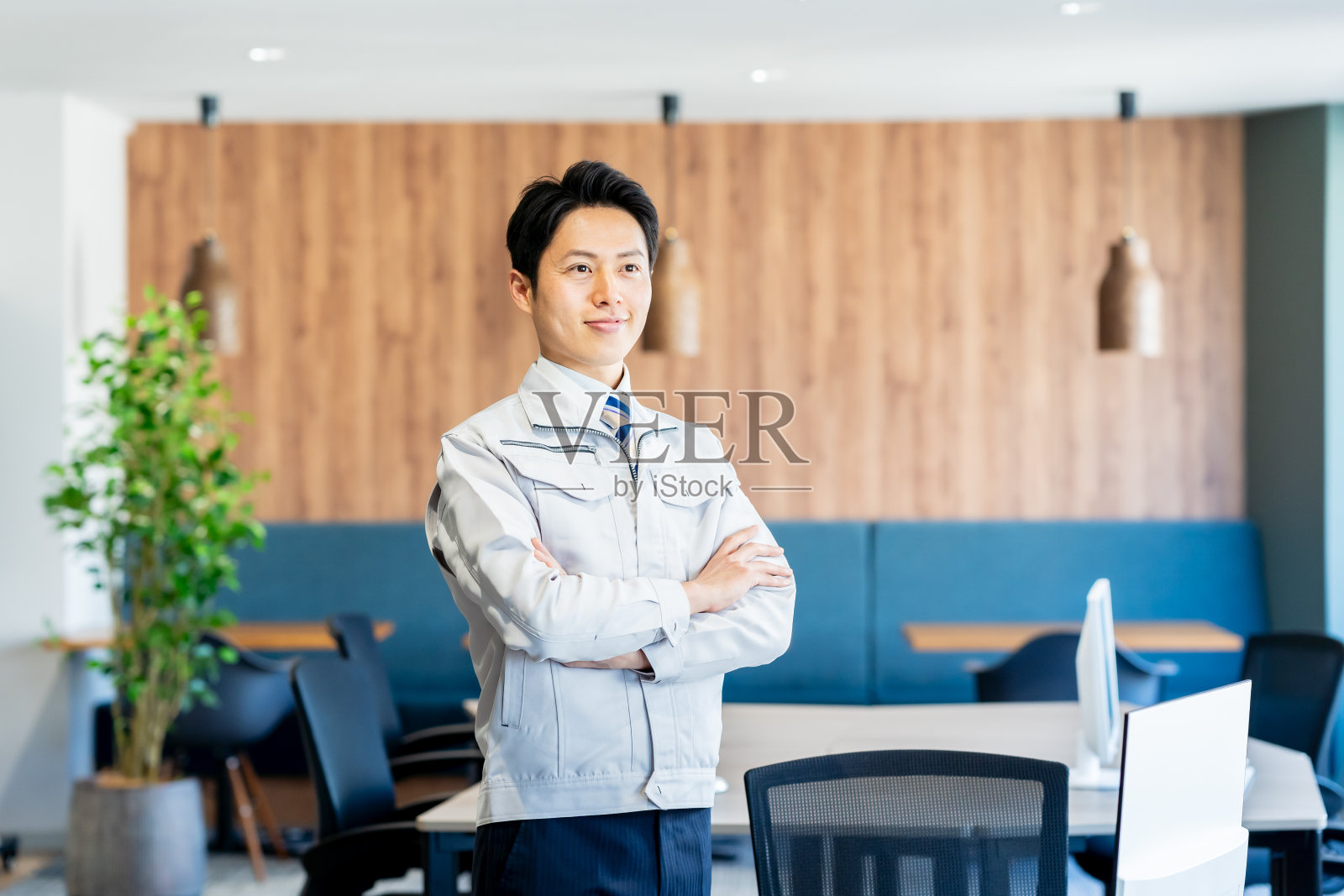 穿着工作服的商务人士照片摄影图片