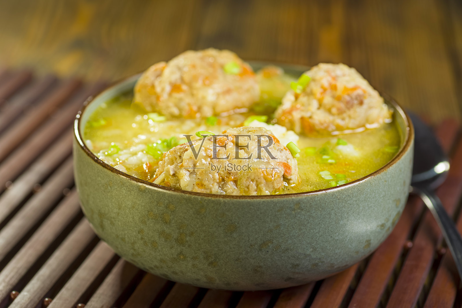 蔬菜汤配米饭和肉丸子照片摄影图片