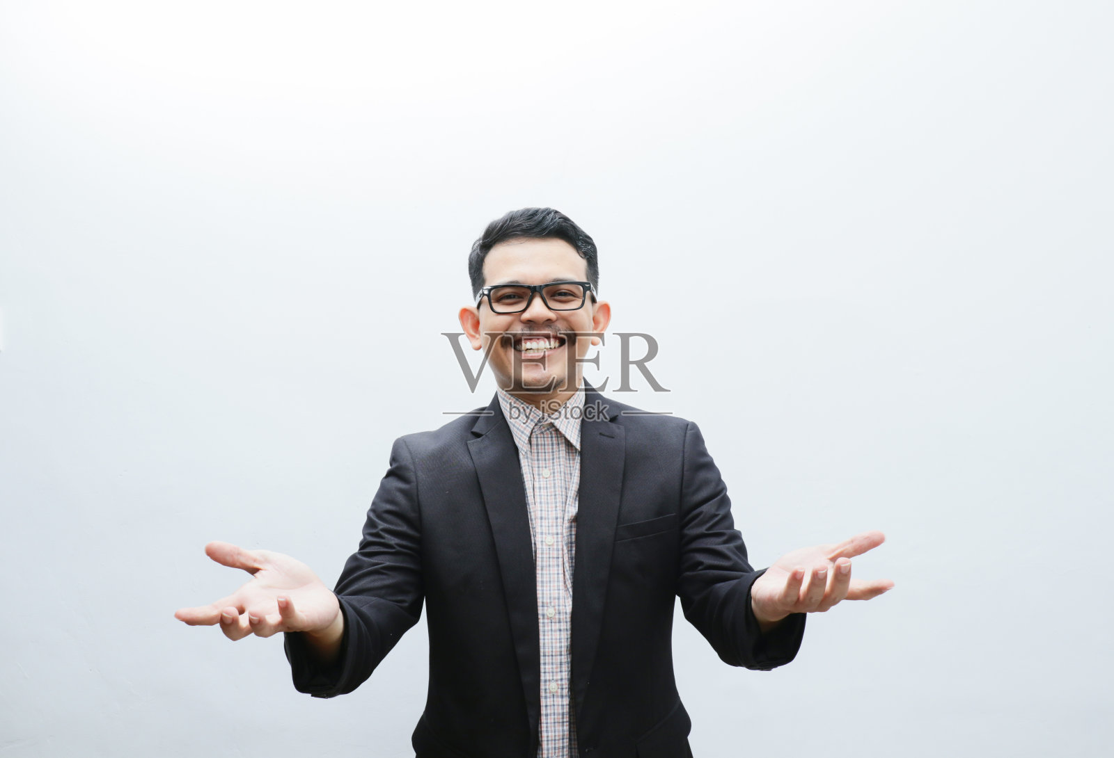 腰上竖着的画像，惊喜的帅气的亚洲男办公室经理，侧身举起双手惊讶和兴奋，看到有人，听到好消息和祝贺的朋友，白色背景照片摄影图片