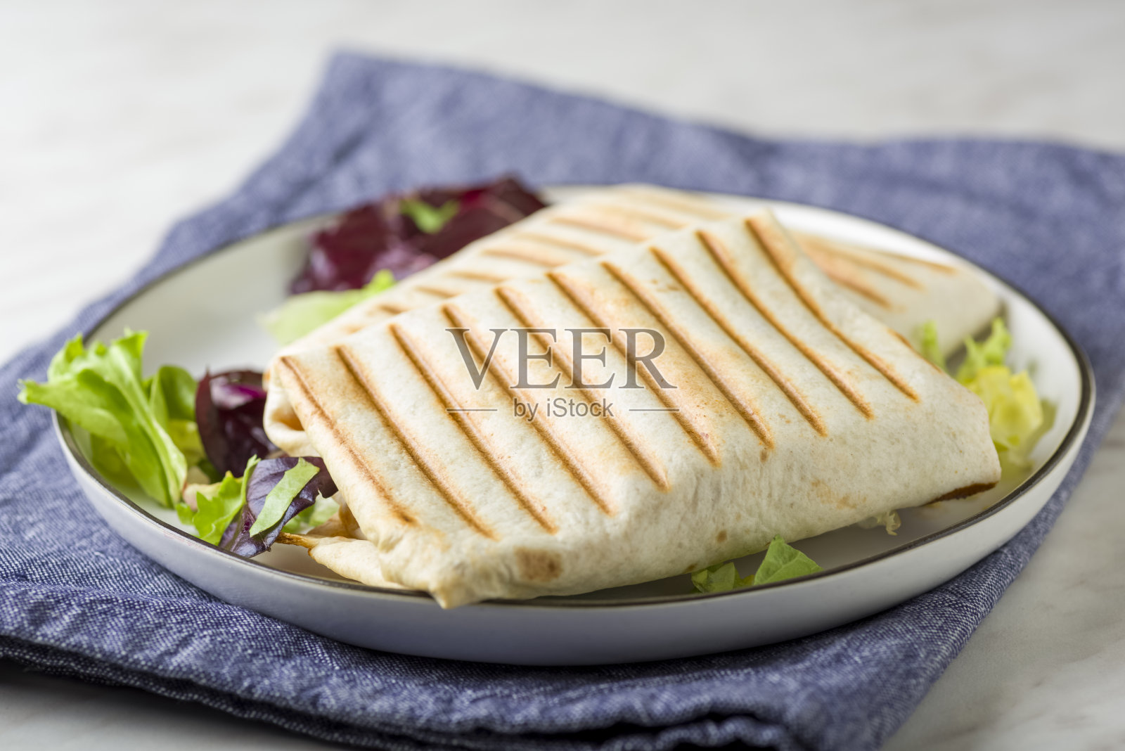 在白色盘子上烤的玉米饼卷照片摄影图片