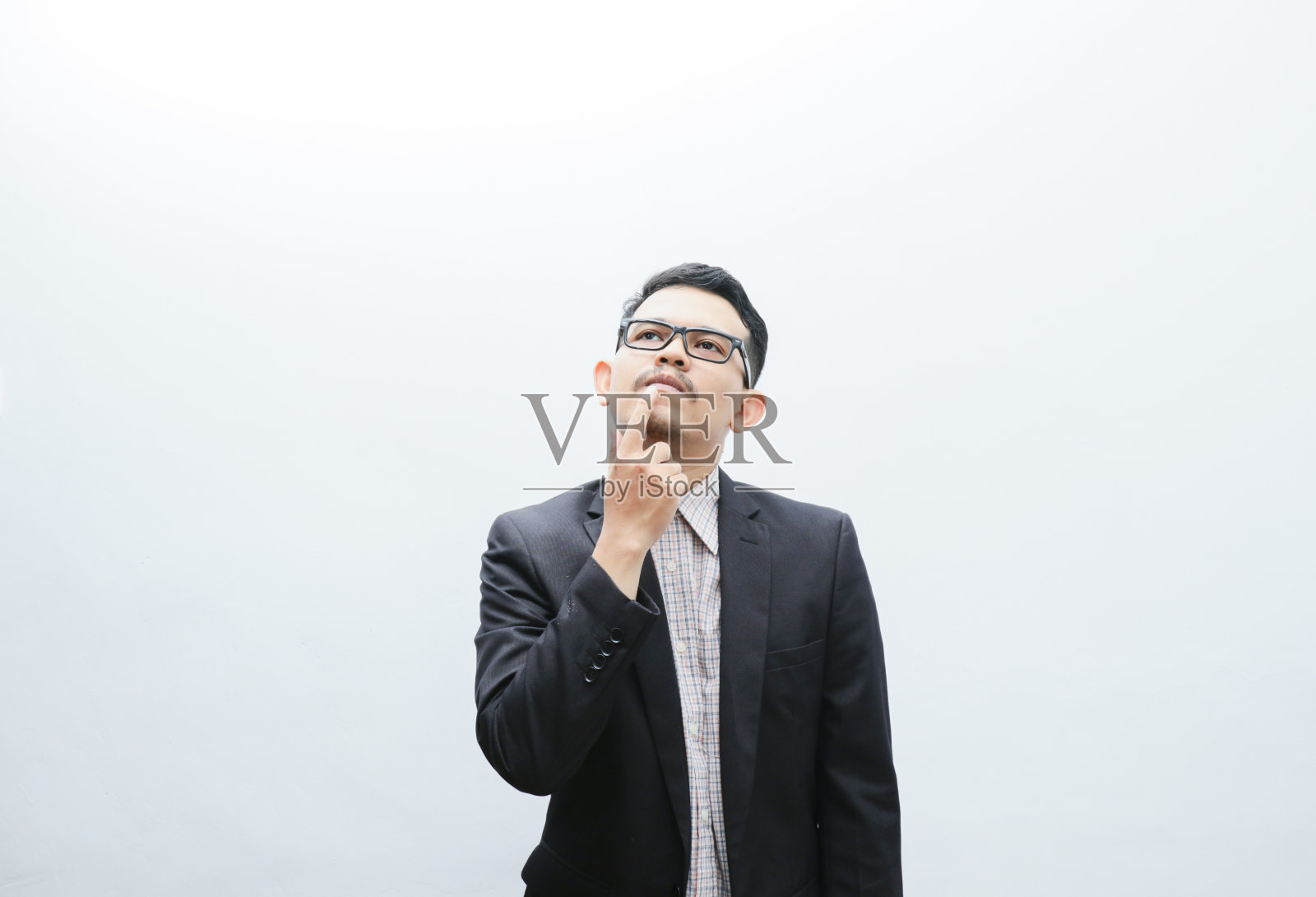 腰上的肖像，体贴，创意和聪明的亚洲年轻人在黑色西装，办公室经理，商人策划项目，思考查找思考的想法，白色背景照片摄影图片