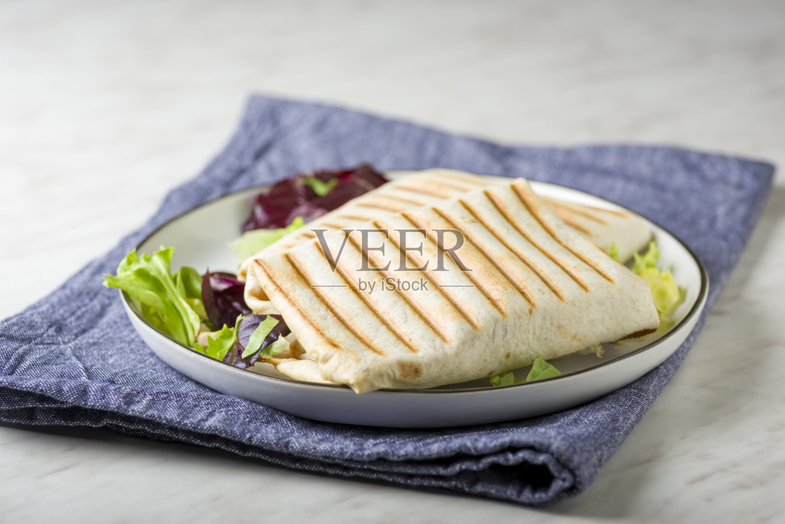 在白色盘子上烤的玉米饼卷照片摄影图片