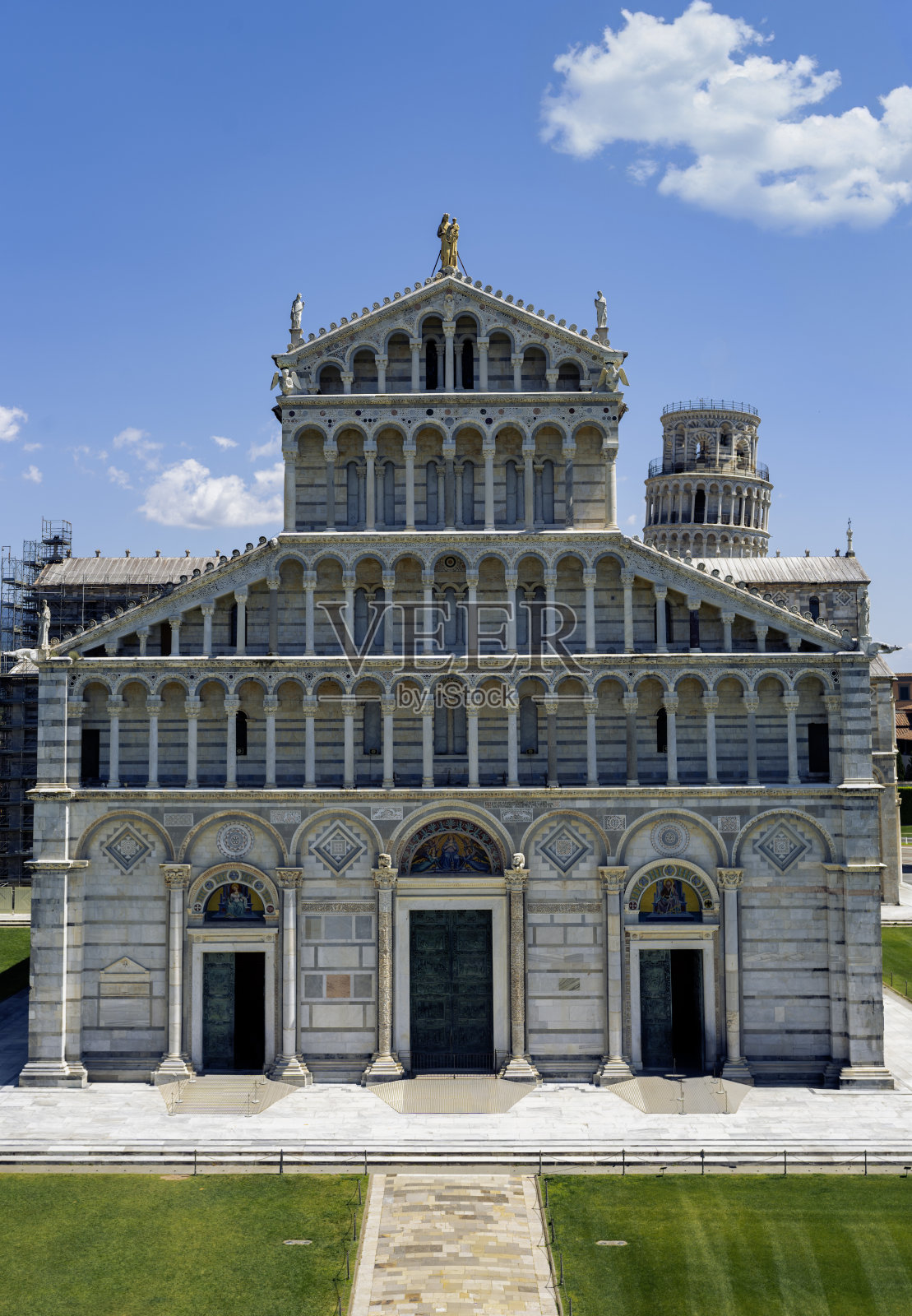 “比萨大教堂的正面，背后是斜塔”照片摄影图片