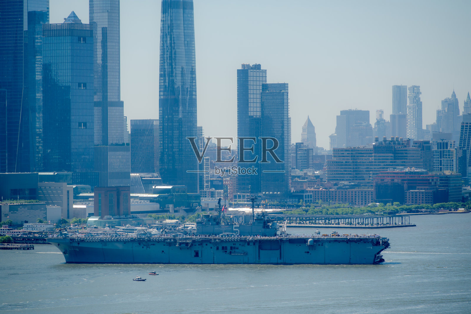 2024年纽约舰队周，哈德逊河上的巴丹号(LHD-5)照片摄影图片