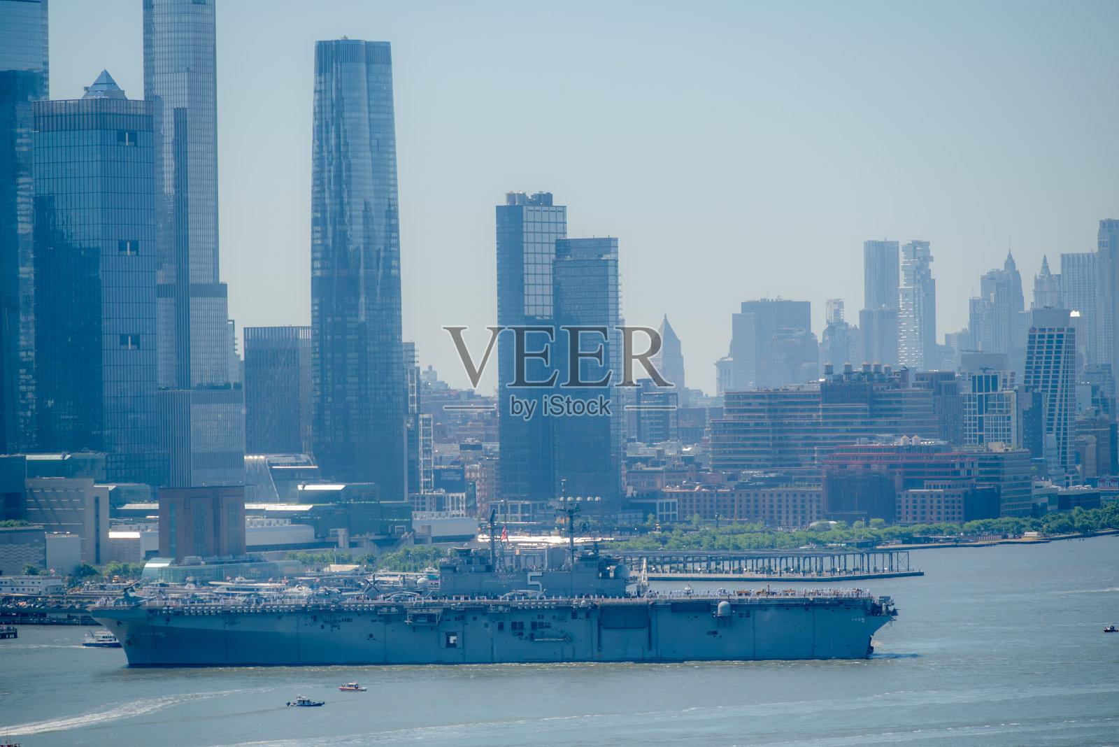 2024年纽约舰队周，哈德逊河上的巴丹号(LHD-5)照片摄影图片