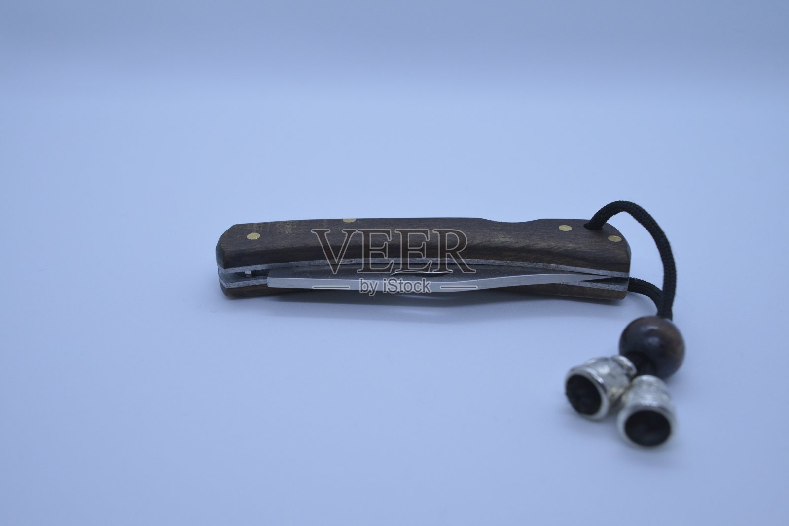 紧凑型实用工具:白色背景上的封闭小刀照片摄影图片