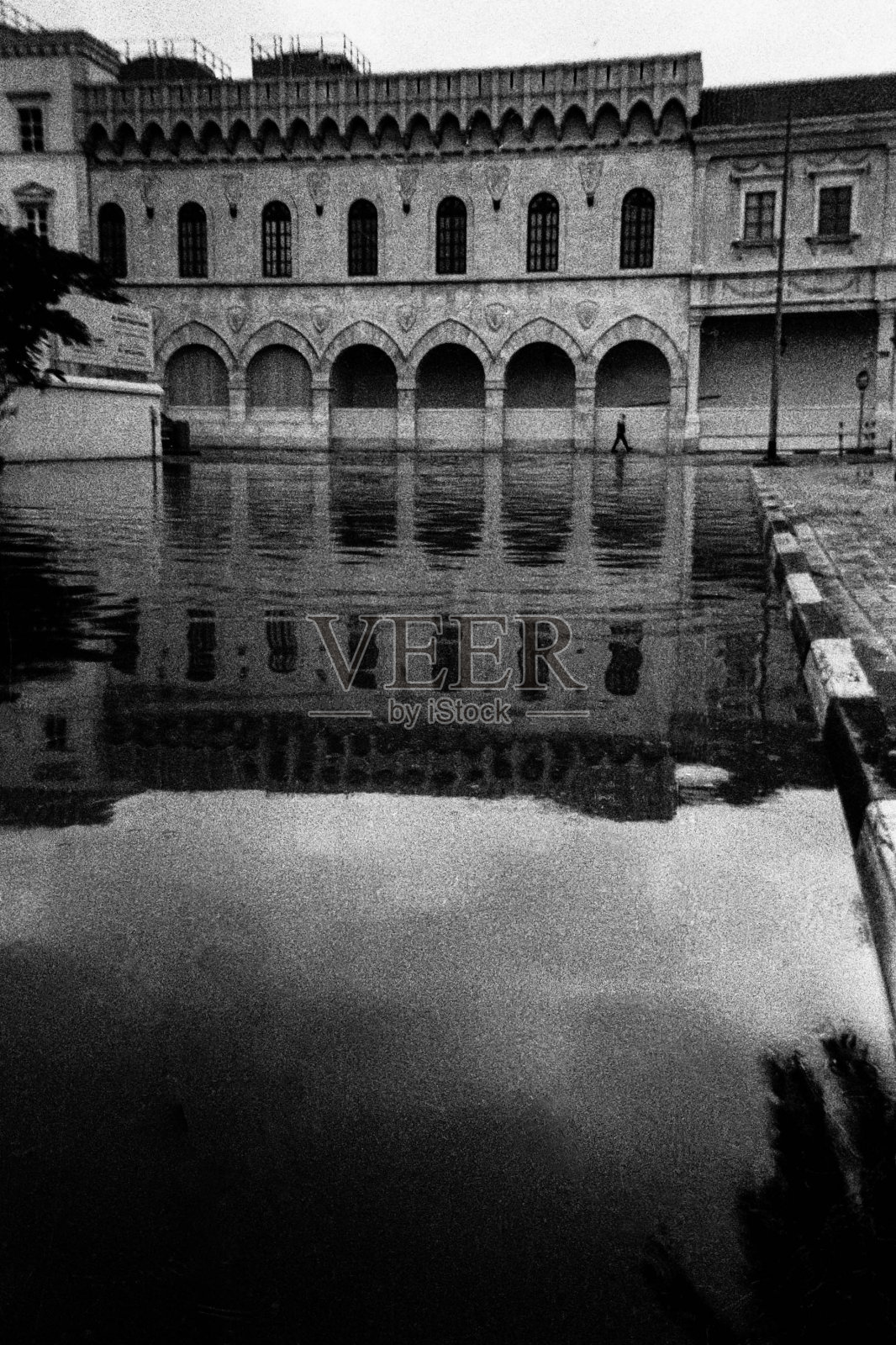 暴雨过后被洪水淹没的城市街道照片摄影图片