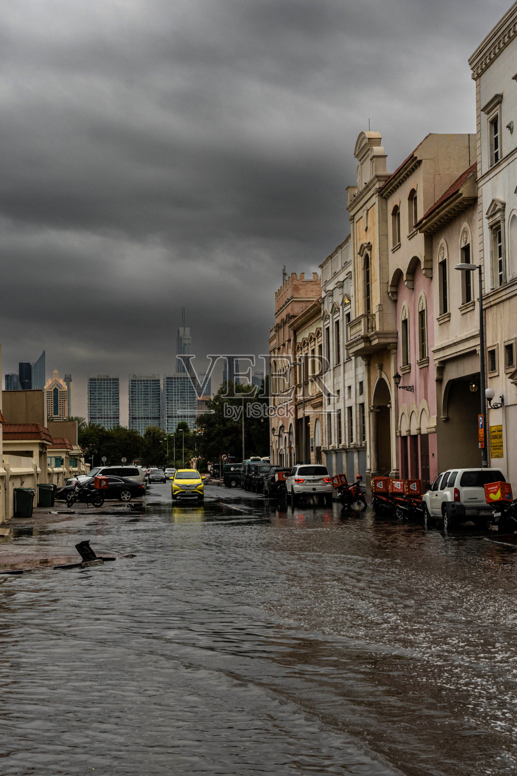 被洪水淹没的城市街道照片摄影图片
