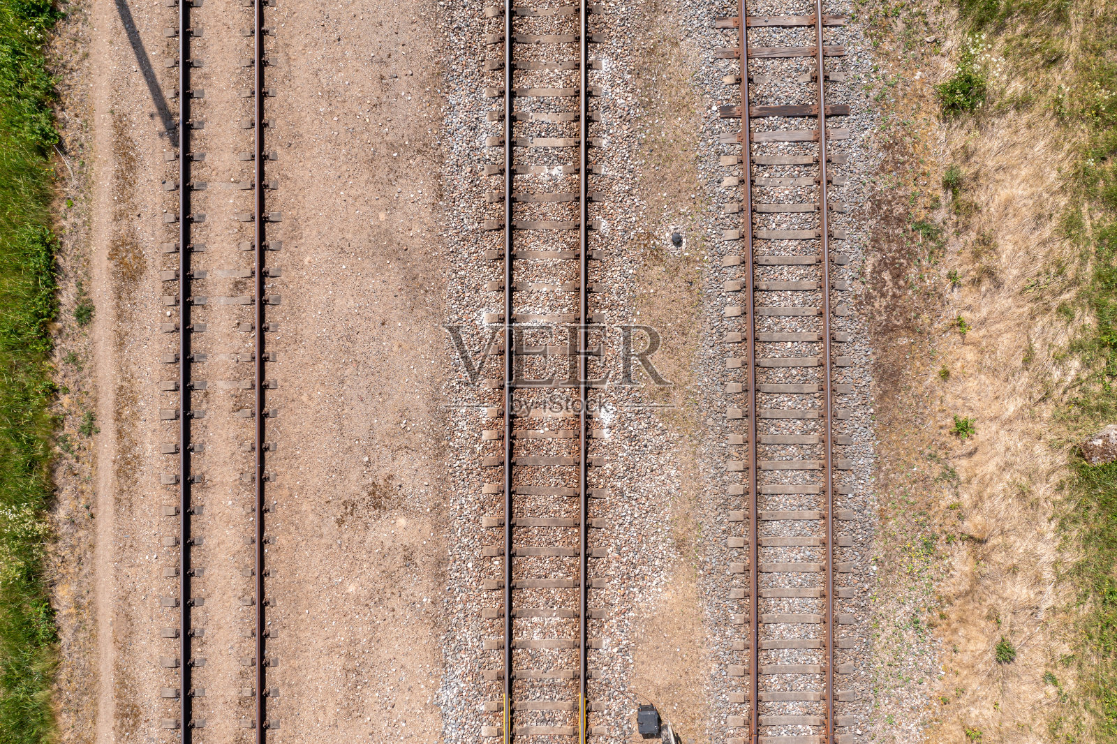 铁路顶视图背景。铁路运输业。轨道纹理。照片摄影图片