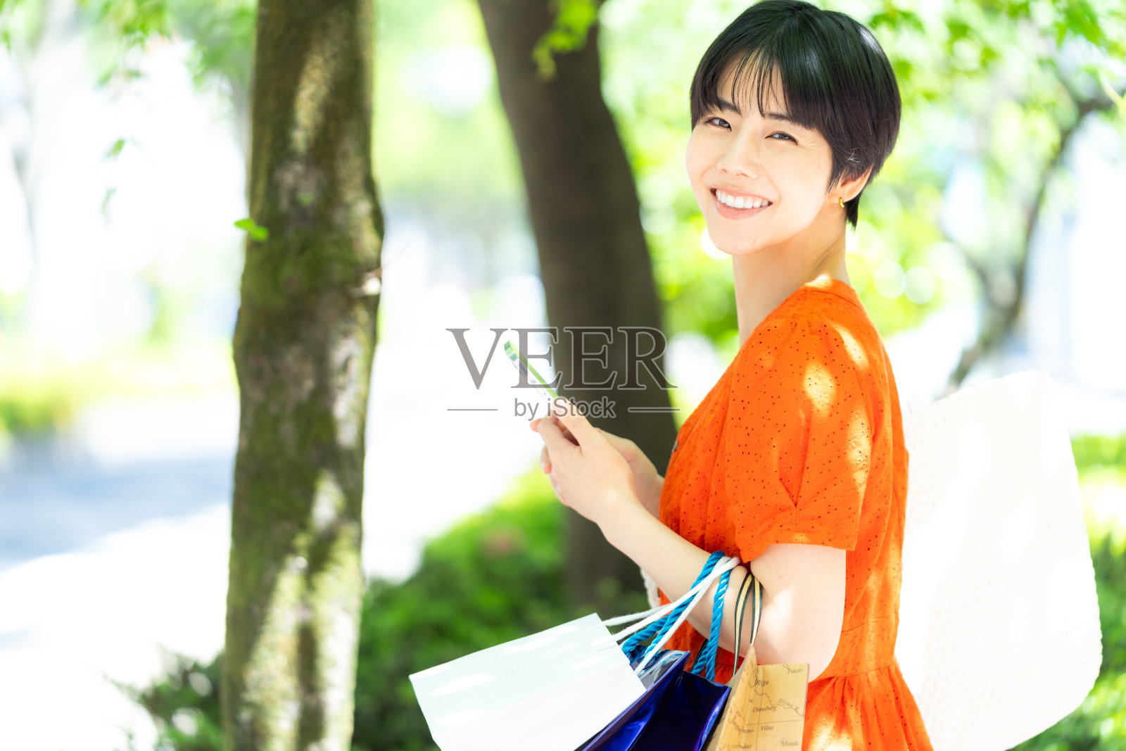 年轻女子用智能手机购物照片摄影图片