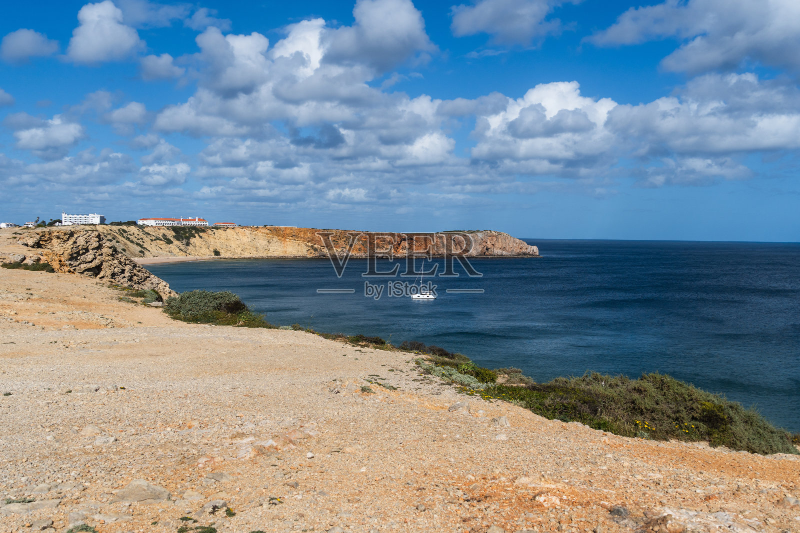位于葡萄牙阿尔加维海岸的萨格雷斯的岩石海岸线。圣文森特角照片摄影图片