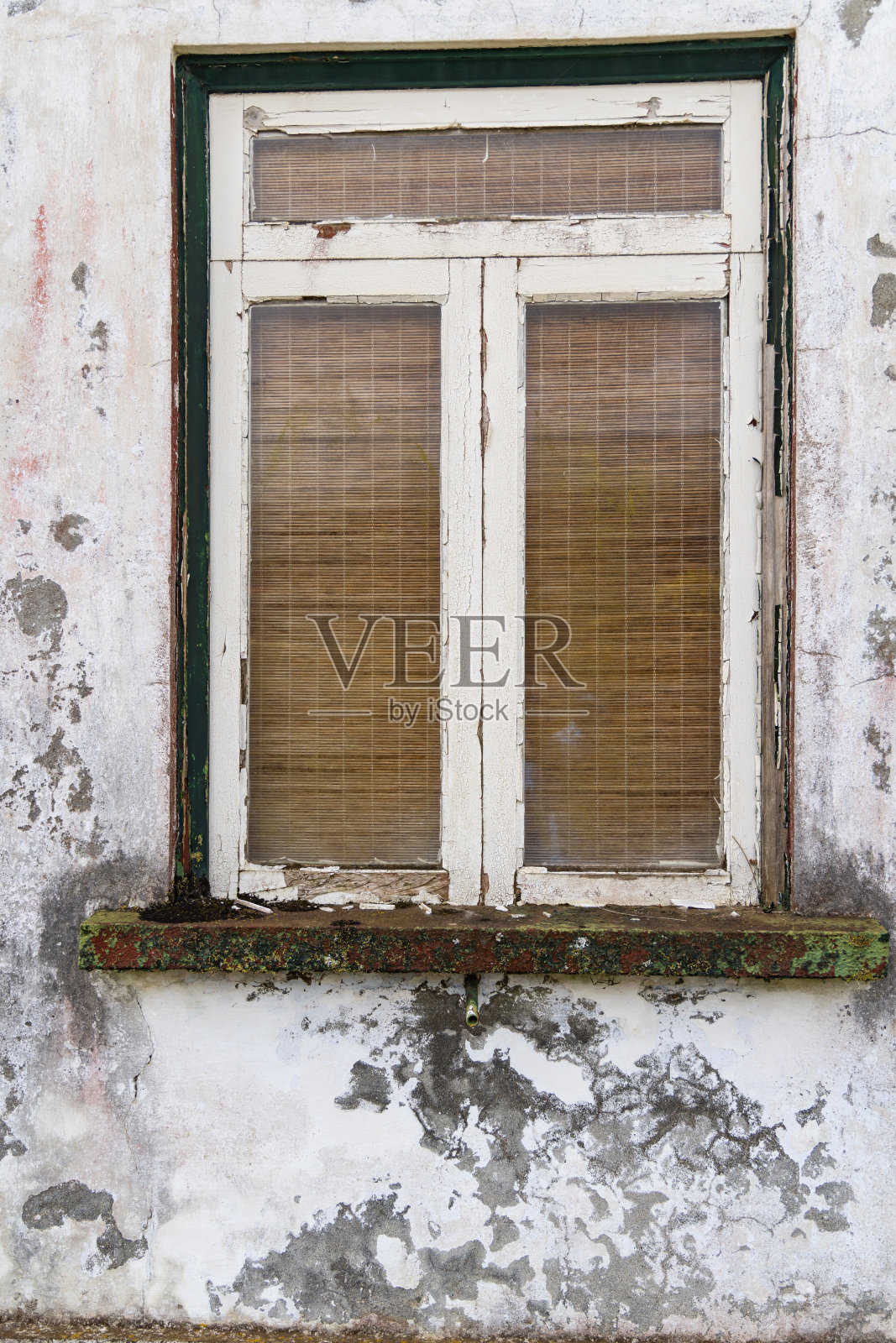 亚速尔群岛特塞拉岛一座灰泥老房子的窗户。照片摄影图片