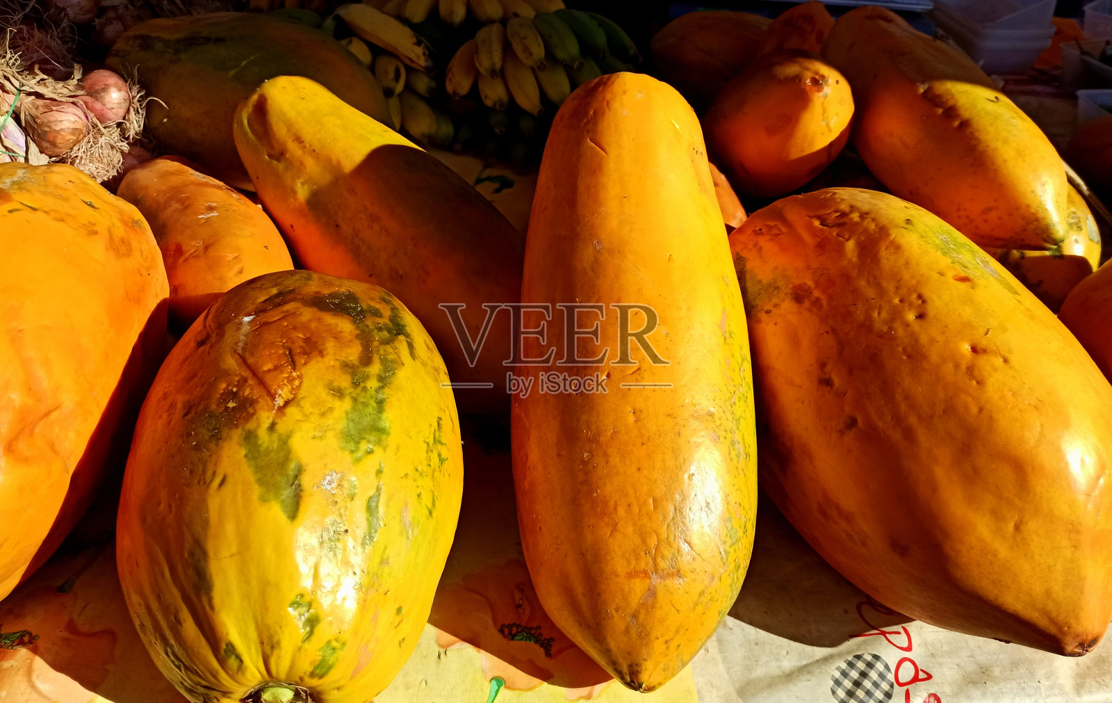 市场上，木瓜果实新鲜，团圆照片摄影图片