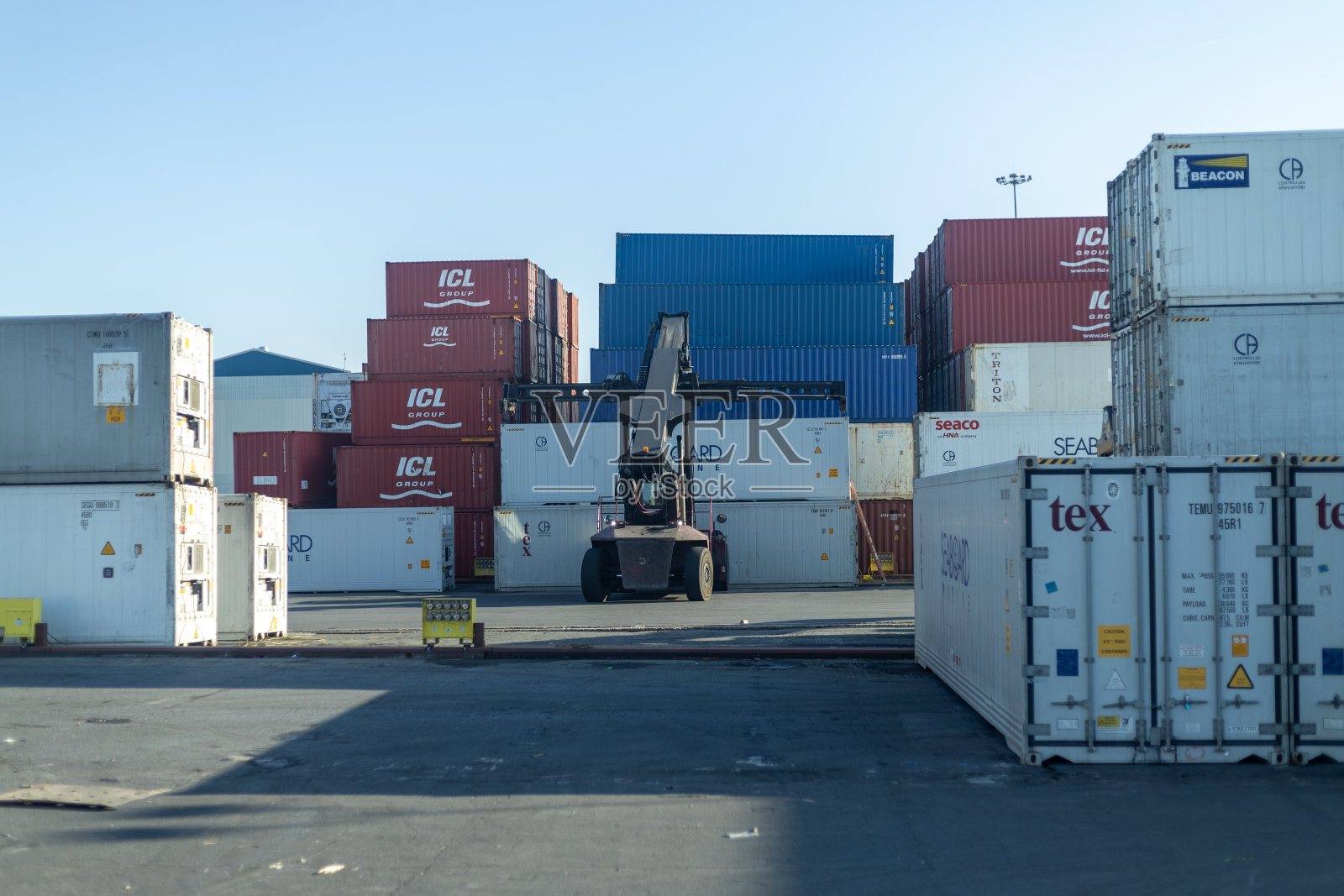 叉车在物流中心搬运集装箱，展示货运站的高效货物处理照片摄影图片