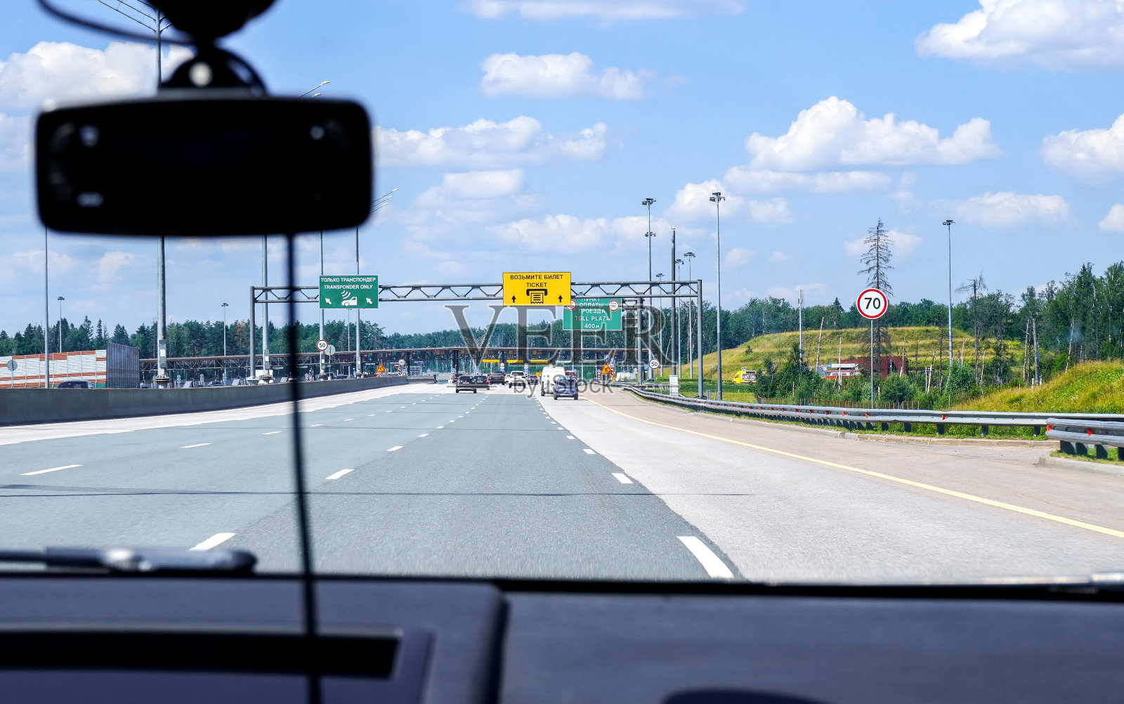 从受控制的高速公路收费站的车窗看出去的景色照片摄影图片